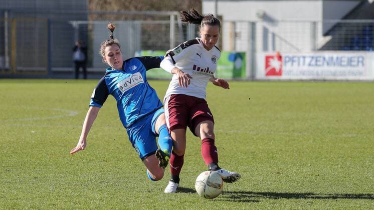 v.li.: Christine Schneider (TSG, 8), Irini Ioannidou (SGS, 11), Zweikampf, Duell, duel, tackle, tackling, Dynamik, Action, Aktion, Fussball, Allianz Frauen-Bundesliga, TSG 1899 Hoffenheim - SGS Essen, xozx