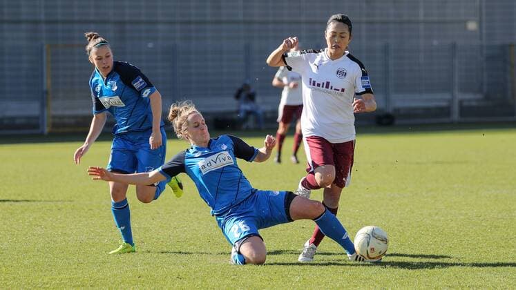 v.li.: Nicole Billa (TSG, 16), Sophie Howard (TSG, 26), Kozue Ando (SGS, 14), Zweikampf, Duell, duel, tackle, tackling, Dynamik, Action, Aktion, Fussball, Allianz Frauen-Bundesliga, TSG 1899 Hoffenheim - SGS Essen, xozx