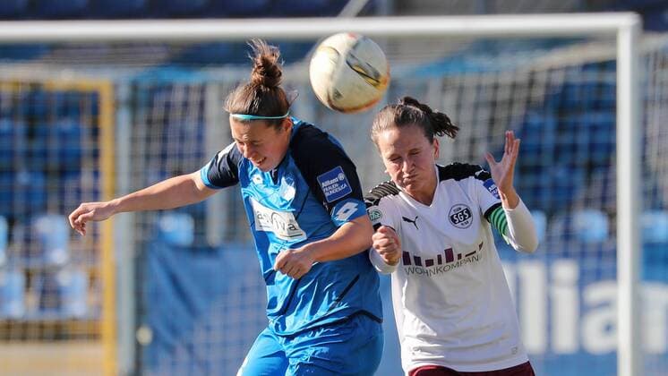 v.li.: Nicole Billa (TSG, 16), Irini Ioannidou (SGS, 11), Kopfball, header, Aktion, Action, Fussball, Allianz Frauen-Bundesliga, TSG 1899 Hoffenheim - SGS Essen, xozx