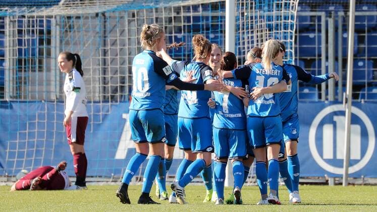 Spielerinnen der TSG 1899 Hoffenheim jubeln über das Tor zum 1:0, Jubel, Torjubel, Torerfolg, celebrate the goal, goal, celebration, Jubel ueber das Tor, optimistisch, Action, Aktion, Fussball, Allianz Frauen-Bundesliga, TSG 1899 Hoffenheim - SGS Essen, xozx