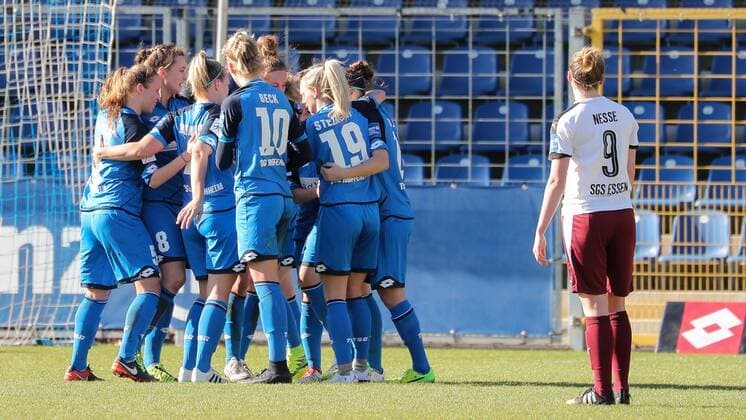 Spielerinnen der TSG 1899 Hoffenheim jubeln über das Tor zum 1:0, Jubel, Torjubel, Torerfolg, celebrate the goal, goal, celebration, Jubel ueber das Tor, optimistisch, Action, Aktion, Fussball, Allianz Frauen-Bundesliga, TSG 1899 Hoffenheim - SGS Essen, xozx