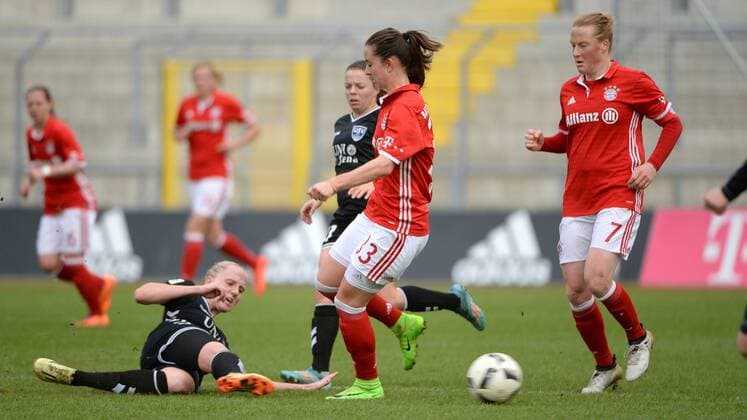 v.li.: Lisa Seiler (Jena, 17) klärt im liegen gegen Sara Ilonka Däbritz (Sara Daebritz, FC Bayern München, FCB, 33), Fussball,Allianz Frauen-Bundesliga, FC Bayern München - FF USV Jena, xslx
