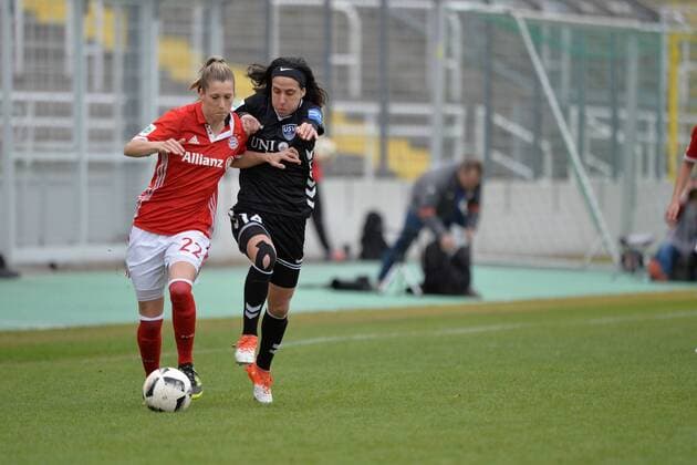 Verena Faisst (FC Bayern Muenchen - Frauenfussball), Dolores Isabel Jacome Da Silva (FF USV Jena), v.li., Aktion, FC Bayern Muenchen Frauen vs FF USV Jena, 26.02.17