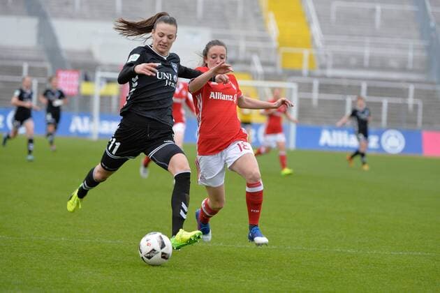 Lucie Vonkova (FF USV Jena), Lisa Evans (FC Bayern Muenchen - Frauenfussball), v.li., Aktion, FC Bayern Muenchen Frauen vs FF USV Jena, 26.02.17