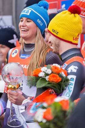 Natalie Geisenberger (GER, Deutschland) und Sascha Benecken (GER, Deutschland) mit dem Pokal; Flower Ceremony, Blumenzeremonie, Siegerehrung, Rennrodel-Weltcup Altenberg, xprx