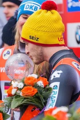 Sascha Benecken (GER, Deutschland) mit dem Pokal; Flower Ceremony, Blumenzeremonie, Siegerehrung, Rennrodel-Weltcup Altenberg, xprx
