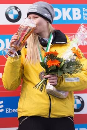Dajana Eitberger (GER, Deutschland); Flower Ceremony, Blumenzeremonie, Siegerehrung; Bier, Wernesgruener, Rennrodel-Weltcup Altenberg, xprx