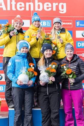 oben v.li.: Tatjana Hüfner (GER, Deutschland), Natalie Geisenberger (GER, Deutschland), Dajana Eitberger (GER, Deutschland); unten v.li.: Tatyana Ivanova (RUS, Russland), Eliza Cauce (LAT, Lettland), Alex Gough (CAN, Kanada); Flower Ceremony, Blumenzeremonie, Siegerehrung, Rennrodel-Weltcup Altenberg, xprx