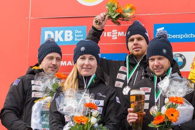 Kristers Aparjods (LAT, Lettland), Eliza Cauce (LAT, Lettland), Andris Sics (LAT, Lettland) Juris Sics (LAT, Lettland); Flower Ceremony, Blumenzeremonie, Siegerehrung; Zweitplatzierte, Silbermedaille, silver medal, Rennrodel-Weltcup Altenberg, xprx