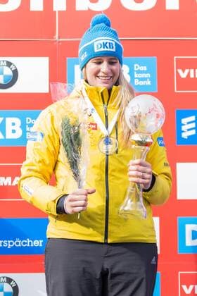 Natalie Geisenberger (GER, Deutschland); Flower Ceremony, Blumenzeremonie, Siegerehrung, Sieger, Erstplatzierte, Goldmedaille, gold medal, Rennrodel-Weltcup Altenberg, xprx