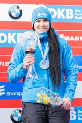 Tatyana Ivanova (RUS, Russland); Flower Ceremony, Blumenzeremonie, Siegerehrung; Drittplatzierte, Bronzemedaille, bronze medal im Gesamtweltcup, Rennrodel-Weltcup Altenberg, xprx