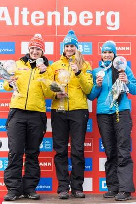 v.li.: Tatjana Hüfner (GER, Deutschland), Natalie Geisenberger (GER, Deutschland), Tatyana Ivanova (RUS, Russland); Flower Ceremony, Blumenzeremonie, Siegerehrung, Gesamtweltcup, Rennrodel-Weltcup Altenberg, xprx