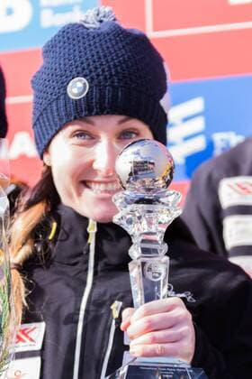 Eliza Cauce (LAT, Lettland) mit Pokal; Flower Ceremony, Blumenzeremonie, Siegerehrung, Rennrodel-Weltcup Altenberg, xprx