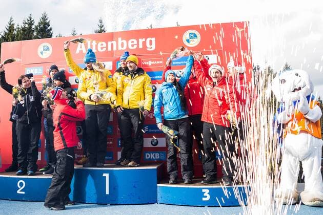 Bilder des Tages - SPORT Team (LAT, Lettland), Team (GER, Deutschland) und Team (RUS, Russland); Flower Ceremony, Blumenzeremonie, Siegerehrung Teamstaffel Gesamtweltcup, Rennrodel-Weltcup Altenberg, xprx