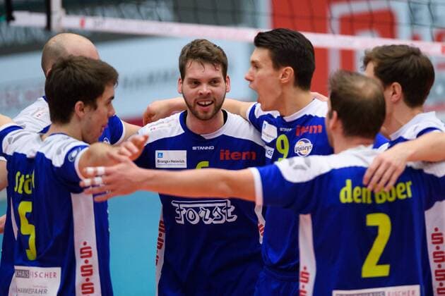26.02.2017, Bayer Sporthalle, Wuppertal Volleyball, Bundesliga Männer Maenner, Normalrunde, Solingen Volleys vs. Berlin Recycling Volleys Jubel Maximilian Ströbl Stroebl ( 5 Solingen), Toni Mester ( 7 Solingen), Christian Gosmann ( 6 Solingen), Alan Wasilewski ( 9 Solingen), Huib den Boer ( 2 Solingen)