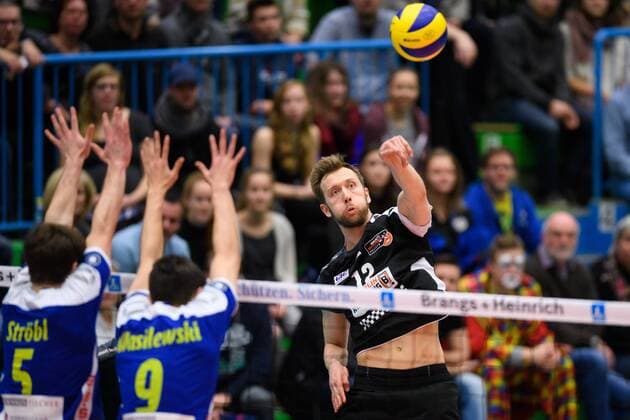 26.02.2017, Bayer Sporthalle, Wuppertal Volleyball, Bundesliga Männer Maenner, Normalrunde, Solingen Volleys vs. Berlin Recycling Volleys Block Doppelblock Maximilian Ströbl Stroebl ( 5 Solingen), Alan Wasilewski ( 9 Solingen) - Angriff Paul Carroll ( 12 Berlin)