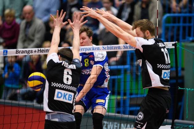 26.02.2017, Bayer Sporthalle, Wuppertal Volleyball, Bundesliga Männer Maenner, Normalrunde, Solingen Volleys vs. Berlin Recycling Volleys Angriff Benny Nibbrig ( 8 Solingen) - Block Doppelblock Felix Fischer ( 6 Berlin), Paul Carroll ( 12 Berlin)