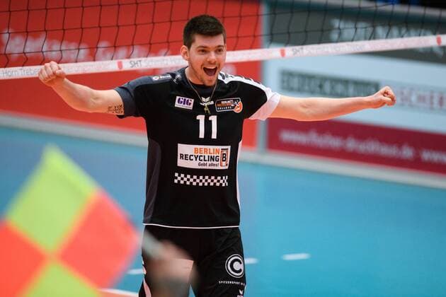 26.02.2017, Bayer Sporthalle, Wuppertal Volleyball, Bundesliga Männer Maenner, Normalrunde, Solingen Volleys vs. Berlin Recycling Volleys Jubel Tsimafei Zhukouski ( 11 Berlin)