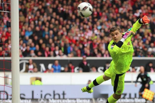 Bilder des Tages - SPORT Stuttgart, Germany, 26.02.2017, 2. Bundesliga 22. Spieltag, VfB Stuttgart - 1. FC Kaiserslautern, Merceds-Benz Arena, Sein Flug geht ins Leere, Mitchell Langerak (VfB Stuttgart) ( DeFodi515