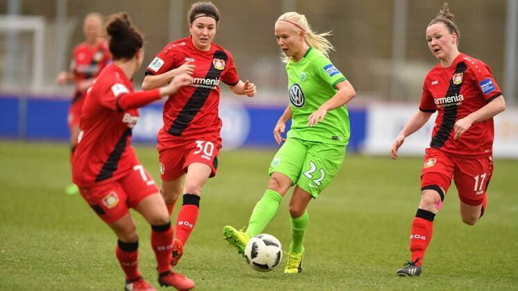 Jessica Wich (Bayer 04 Leverkusen) (7) , Barbara Dunst (Bayer 04 Leverkusen) (30) und Marina Hegering (Bayer 04 Leverkusen) (17) können Pernile Harder (VFL Wolfsburg) (22) nicht stoppen, Frauenfussball -Bayer 04 Leverkusen - VFL Wolfsburg, xmkx