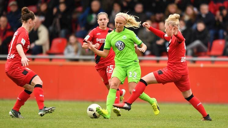 Pernile Harder (VFL Wolfsburg) (22) setzt sich gegen Merle Barth (Bayer 04 Leverkusen) (9) durch, Frauenfussball -Bayer 04 Leverkusen - VFL Wolfsburg, xmkx
