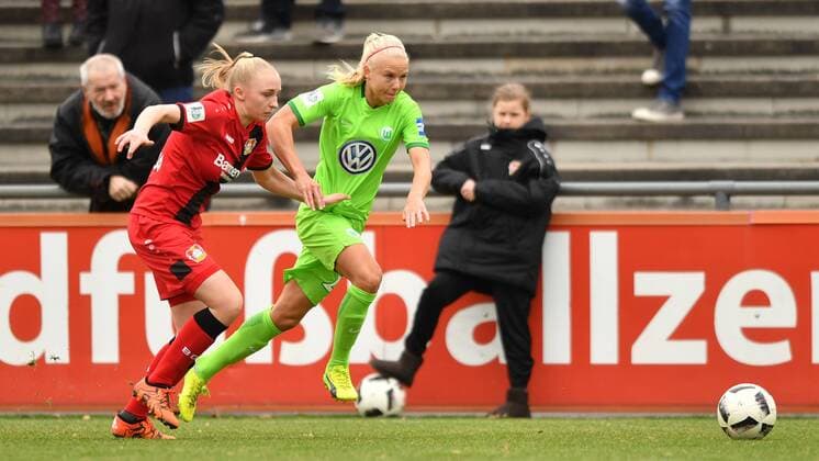 Laufduell Frederike Kempe (Bayer 04 Leverkusen) (2) Pernile Harder (VFL Wolfsburg) (22), Frauenfussball -Bayer 04 Leverkusen - VFL Wolfsburg, xmkx
