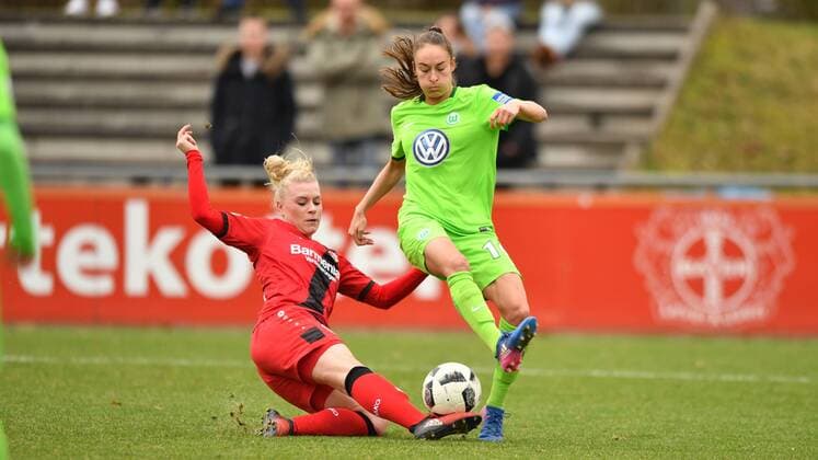 Merle Barth (Bayer 04 Leverkusen) (9) grätscht Tessa Wullaert (VFL Wolfsburg) (10) Ball weg, Frauenfussball -Bayer 04 Leverkusen - VFL Wolfsburg, xmkx