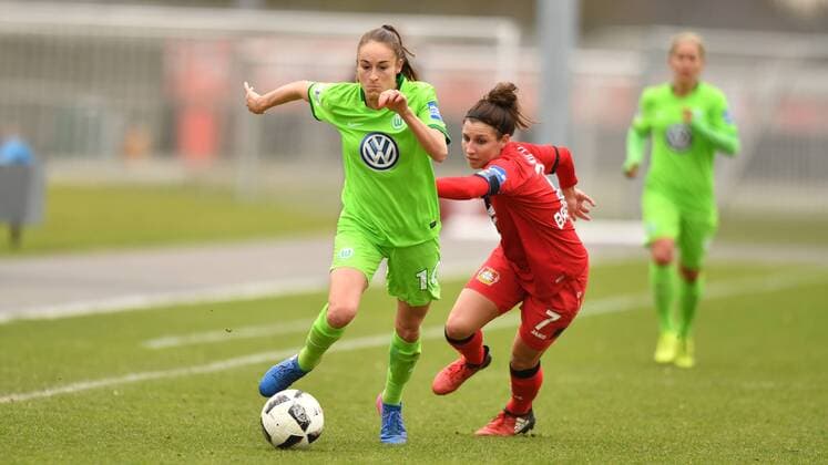 Tessa Wullaert (VFL Wolfsburg) (10) setzt sich gegen Jessica Wich (Bayer 04 Leverkusen) (7) durch, Frauenfussball -Bayer 04 Leverkusen - VFL Wolfsburg, xmkx