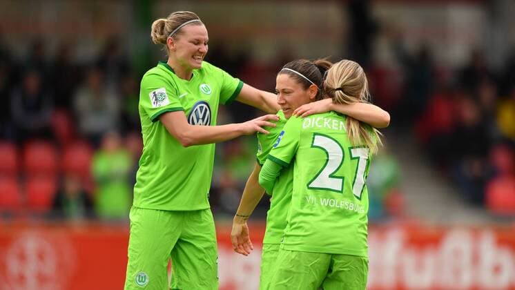 Jubel, Freuen, celebrate, happy, cheer , Goal Celebration VFL Wolfsburg Elise Bussaglia (VFL Wolfsburg) (30) und Lara Dickenmann (VFL Wolfsburg) (21) Alexandra Popp (VFL Wolfsburg) (11) springt heran, Frauenfussball -Bayer 04 Leverkusen - VFL Wolfsburg, xmkx