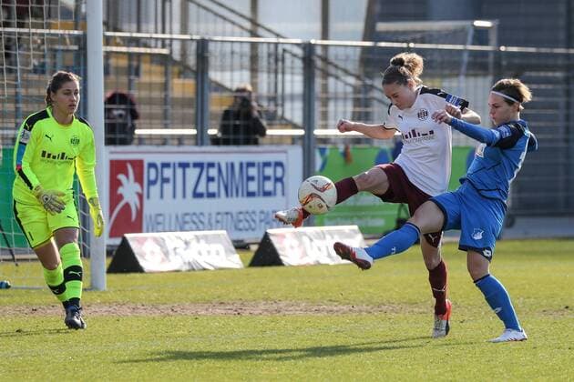 v.li.: Lisa Weiß (Lisa Weiss, Torwart, SGS, 1), Jacqueline Klasen (SGS, 16), Dora Zeller (TSG, 11), Zweikampf, Duell, duel, tackle, tackling, Dynamik, Action, Aktion, Fussball, Allianz Frauen-Bundesliga, TSG 1899 Hoffenheim - SGS Essen, xozx