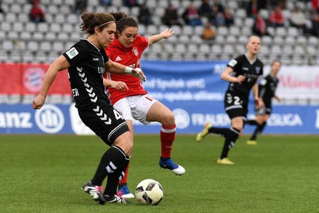 v.li.: Shannon Woeller (Jena, 4) Lisa Evans (FC Bayern München, FCB, 18) im Zweikampf, Duell, duel, tackle, Dynamik, Action, Aktion, Fussball,Allianz Frauen-Bundesliga, FC Bayern München - FF USV Jena, xslx