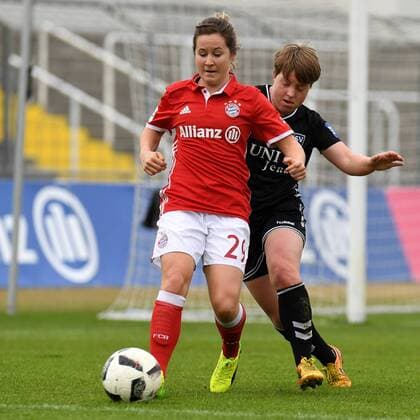 v.li.: Nicole Rolser (FC Bayern München, FCB, 29) Susann Utes (Jena, 6) im Zweikampf, Duell, duel, tackle, Dynamik, Action, Aktion, Fussball,Allianz Frauen-Bundesliga, FC Bayern München - FF USV Jena, xslx