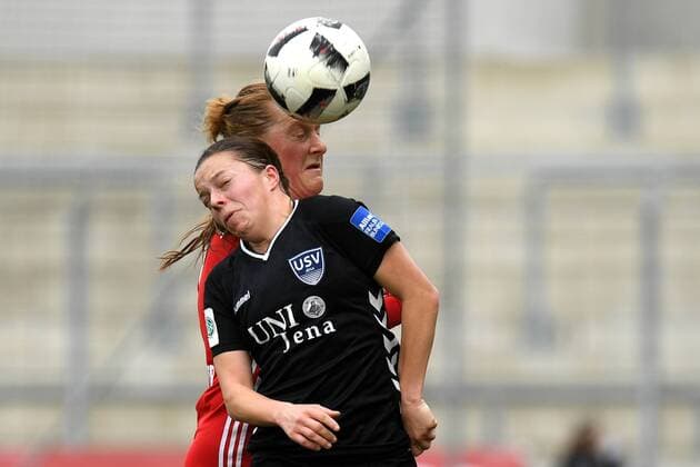v.li.: Marie-Luise Herrmann (Jena, 21) Melanie Behringer (FC Bayern München, FCB, 7) im Kopfballduell, Zweikampf, Duell, duel, tackle, Dynamik, Action, Aktion, Fussball,Allianz Frauen-Bundesliga, FC Bayern München - FF USV Jena, xslx