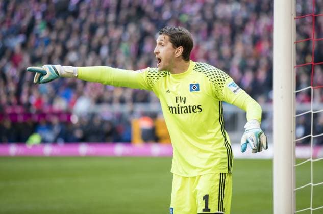 Rene ADLER, HSV 1gestikuliert und gibt Anweisungen, Aktion, Einzelbild, Gestik, Geste, Handbewegung, zeigen, deuten Emotionen, Gefuehle, Reaktion, Wut, wuetend, schrei, Wutausbruch, Aktion FC BAYERN MUENCHEN - HAMBURGER SV 8-0 Fussball 1. Bundesliga , Muenchen, am 25.02.2017, 22.Spieltag, Saison 2016 2017, 1.Liga, 1.Bundesliga,FCB