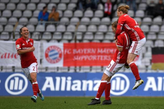 v.li.: Gina Lewandowski (FC Bayern München, FCB, 2) Vivianne Miedema (FC Bayern München, FCB, 10) Melanie Behringer (FC Bayern München, FCB, 7) mit Torjubel, Jubel, Torjubel, Torerfolg, celebrate the goal, goal, celebration, Jubel ueber das Tor zum 1:1 durch Vivianne Miedema (FC Bayern München, FCB, 10) , optimistisch, Action, Aktion, Fussball,Allianz Frauen-Bundesliga, FC Bayern München - FF USV Jena, xslx