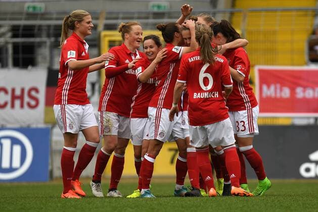 Spielerinnen des FC Bayern München mit Torjubel, Jubel, Torjubel, Torerfolg, celebrate the goal, goal, celebration, Jubel ueber das Tor zum 2:1 durch Vivianne Miedema (FC Bayern München, FCB, 10), optimistisch, Action, Aktion, Fussball,Allianz Frauen-Bundesliga, FC Bayern München - FF USV Jena, xslx