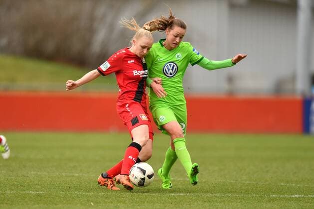 Zweikampf Frederike Kempe (Bayer 04 Leverkusen) (2) Carolin Graham Hansen (VFL Wolfsburg) (26), Frauenfussball -Bayer 04 Leverkusen - VFL Wolfsburg, xmkx