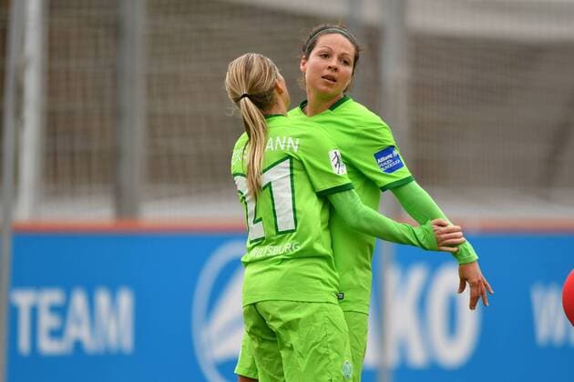 Jubel, Freuen, celebrate, happy, cheer , Goal Celebration Lara Dickenmann (VFL Wolfsburg) (21) mit Torschützin Vanessa Bernauer (VFL Wolfsburg) (18), Frauenfussball -Bayer 04 Leverkusen - VFL Wolfsburg, xmkx