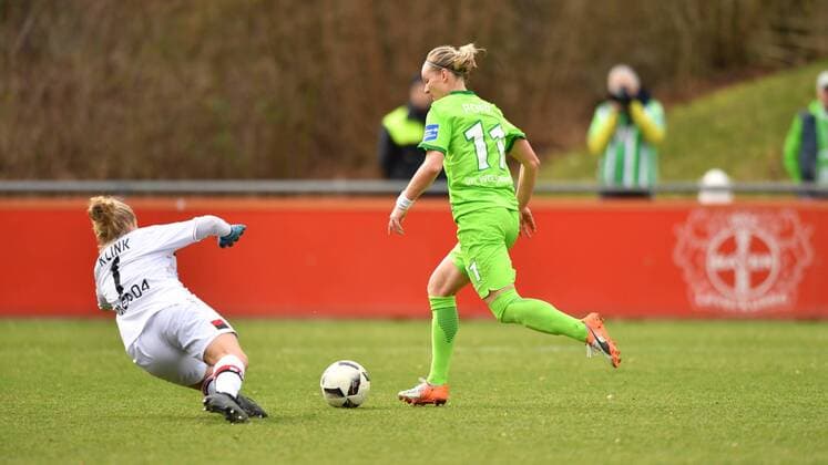 Anna Klink (Bayer 04 Leverkusen) (1) kann Alexandra Popp (VFL Wolfsburg) (11) nicht stoppen zum 1:6, Frauenfussball -Bayer 04 Leverkusen - VFL Wolfsburg, xmkx
