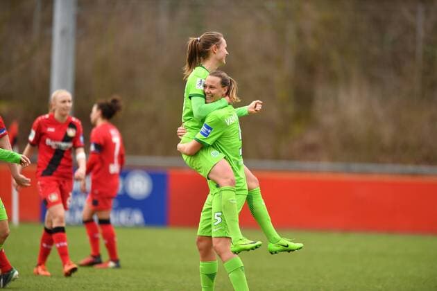 Jubel, Freuen, celebrate, happy, cheer , Goal Celebration Carolin Graham Hansen (VFL Wolfsburg) (26) wird von Emily van Egmond (VFL Wolfsburg) (5) auf Armen getragen, Frauenfussball -Bayer 04 Leverkusen - VFL Wolfsburg, xmkx