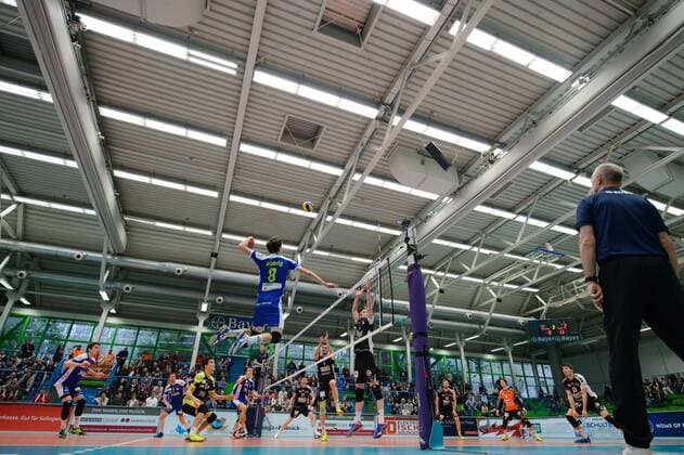 26.02.2017, Bayer Sporthalle, Wuppertal Volleyball, Bundesliga Männer Maenner, Normalrunde, Solingen Volleys vs. Berlin Recycling Volleys Angriff Benny Nibbrig ( 8 Solingen) - Block Doppelblock Aleksandar Okolic ( 1 Berlin), Egor Bogachev ( 17 Berlin)