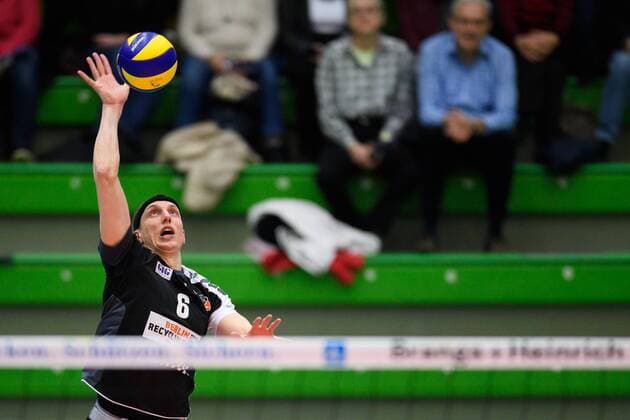 26.02.2017, Bayer Sporthalle, Wuppertal Volleyball, Bundesliga Männer Maenner, Normalrunde, Solingen Volleys vs. Berlin Recycling Volleys Aufschlag Service Felix Fischer ( 6 Berlin)