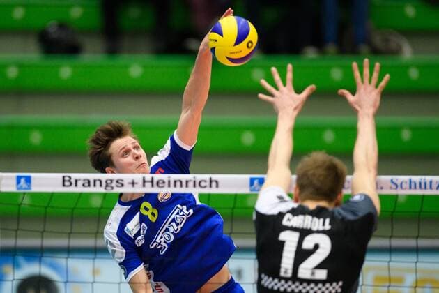 26.02.2017, Bayer Sporthalle, Wuppertal Volleyball, Bundesliga Männer Maenner, Normalrunde, Solingen Volleys vs. Berlin Recycling Volleys Angriff Benny Nibbrig ( 8 Solingen) - Block Paul Carroll ( 12 Berlin)