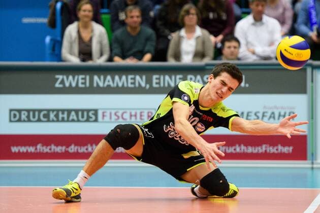 Bilder des Tages - SPORT 26.02.2017, Bayer Sporthalle, Wuppertal Volleyball, Bundesliga Männer Maenner, Normalrunde, Solingen Volleys vs. Berlin Recycling Volleys Abwehr Lennart Bevers ( 10 Solingen) Libero