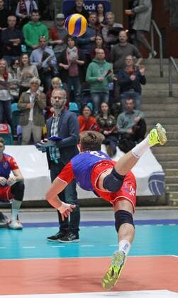26.02.2017, xilx, Volleyball 1.Bundesliga Herren, Volleyball Herren,United Volleys - SWD powervolleys Düren, emspor, v.l. Jan Klobucar (United Volleys Rhein-Main) versucht den Ball zu bekommen defensive Frankfurt am Main