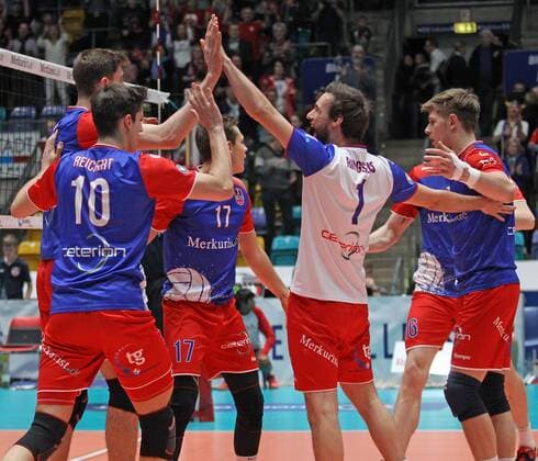 26.02.2017, xilx, Volleyball 1.Bundesliga Herren, Volleyball Herren,United Volleys - SWD powervolleys Düren, emspor, v.l. Kreis Florian Ringseis (United Volleys Rhein-Main), Moritz Reichert (United Volleys Rhein-Main), Jan Zimmermann (United Volleys Rhein Main), Christian Duennes (United Volleys Rhein-Main) Frankfurt am Main