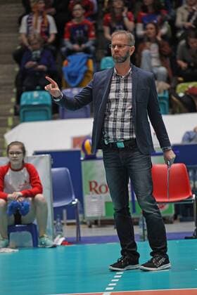 26.02.2017, xilx, Volleyball 1.Bundesliga Herren, Volleyball Herren,United Volleys - SWD powervolleys Düren, emspor, v.l. Michael Warm Trainer (United Volleys Rhein-Main) dirigiert Frankfurt am Main