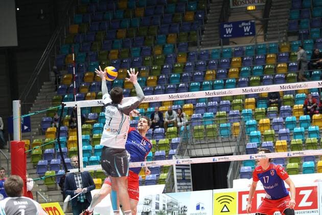 26.02.2017, xilx, Volleyball 1.Bundesliga Herren, Volleyball Herren,United Volleys - SWD powervolleys Düren, emspor, v.l. Patschen am Netz. Von Christian Duennes (United Volleys Rhein-Main) gegen Romans Sauss (SWD powervolleys Dueren) Frankfurt am Main