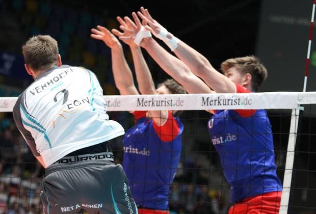 26.02.2017, xilx, Volleyball 1.Bundesliga Herren, Volleyball Herren,United Volleys - SWD powervolleys Düren, emspor, v.l. Kampf am Netz Rudy Verhoeff (SWD powervolleys Dueren) , Georg Escher (United Volleys Rhein-Main) Frankfurt am Main