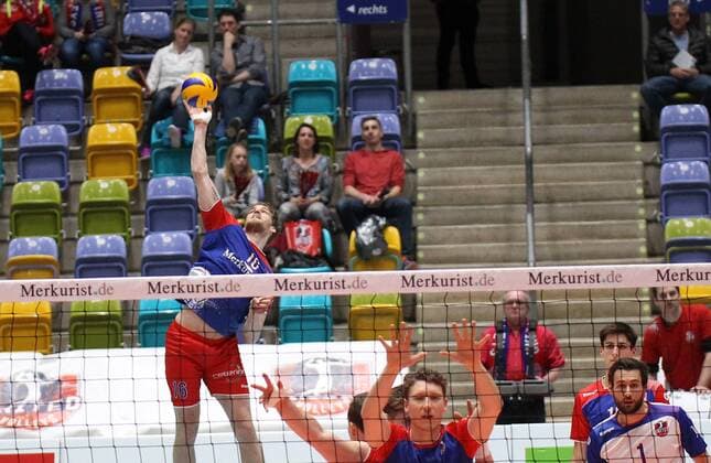 26.02.2017, xilx, Volleyball 1.Bundesliga Herren, Volleyball Herren,United Volleys - SWD powervolleys Düren, emspor, v.l. Aufschlag von Christian Duennes (United Volleys Rhein-Main) Frankfurt am Main